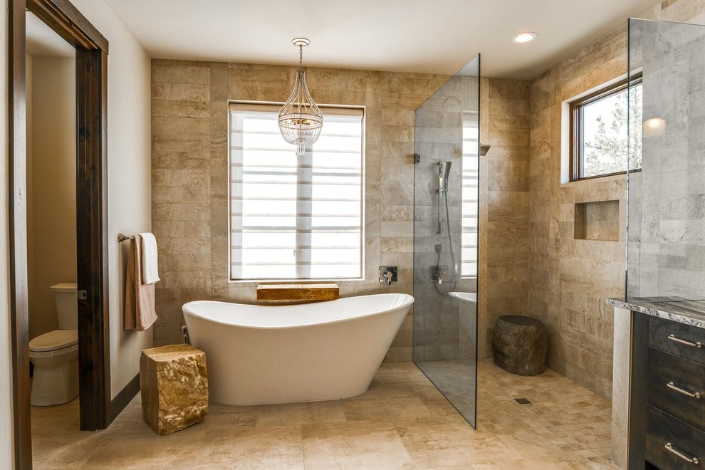 Свежая идея для дизайна: ванная комната в стиле кантри с плоскими фасадами, темными деревянными фасадами, отдельно стоящей ванной, душем без бортиков, бежевой плиткой, белыми стенами, бежевым полом, открытым душем и серой столешницей - отличное фото интерьера