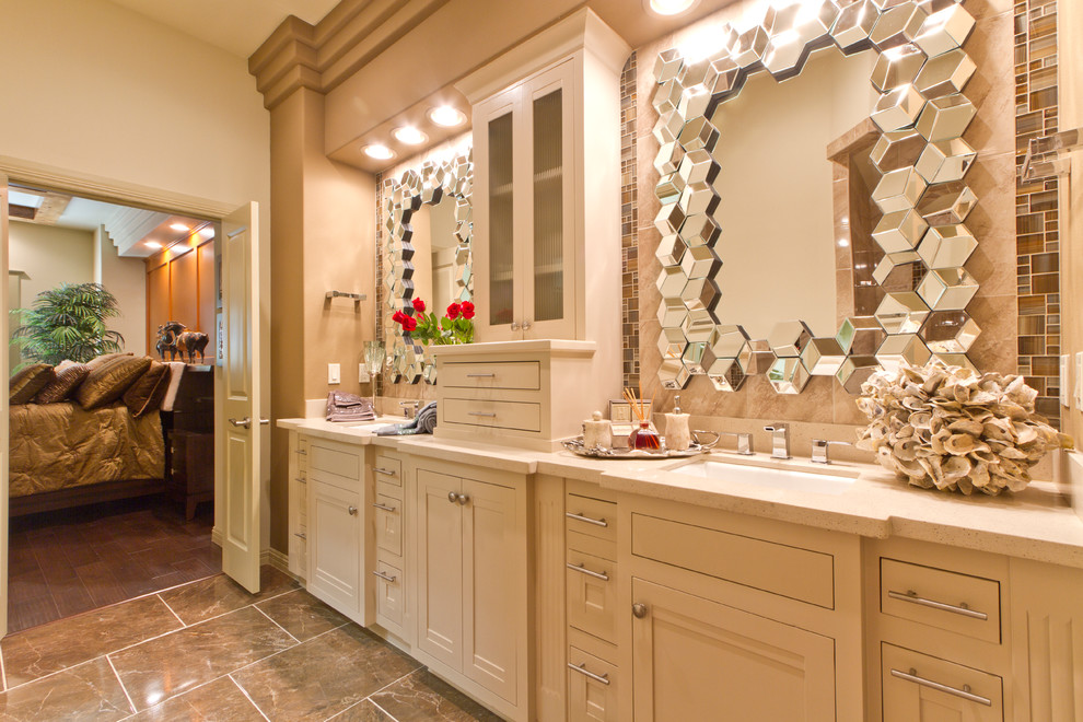 Großes Mediterranes Badezimmer En Suite mit Schrankfronten mit vertiefter Füllung, beigen Schränken, beiger Wandfarbe, Vinylboden, Laminat-Waschtisch und beigem Boden in Austin