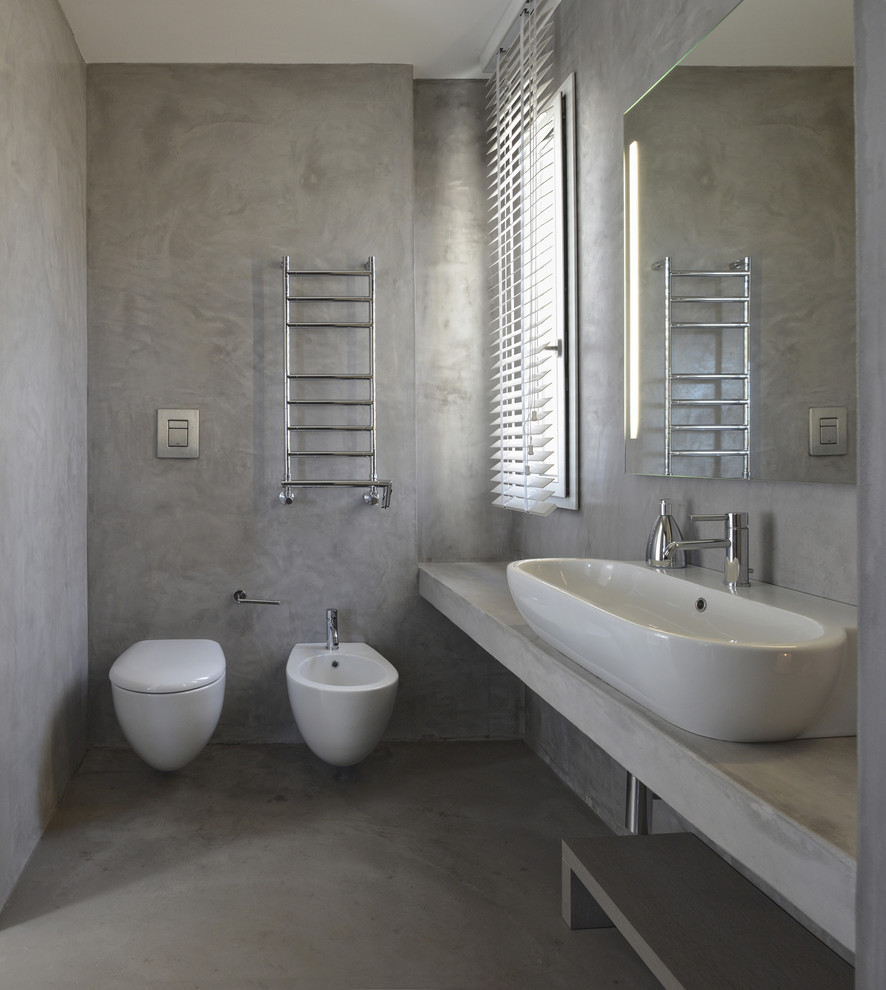 Foto de cuarto de baño moderno con lavabo sobreencimera, sanitario de pared y microcemento