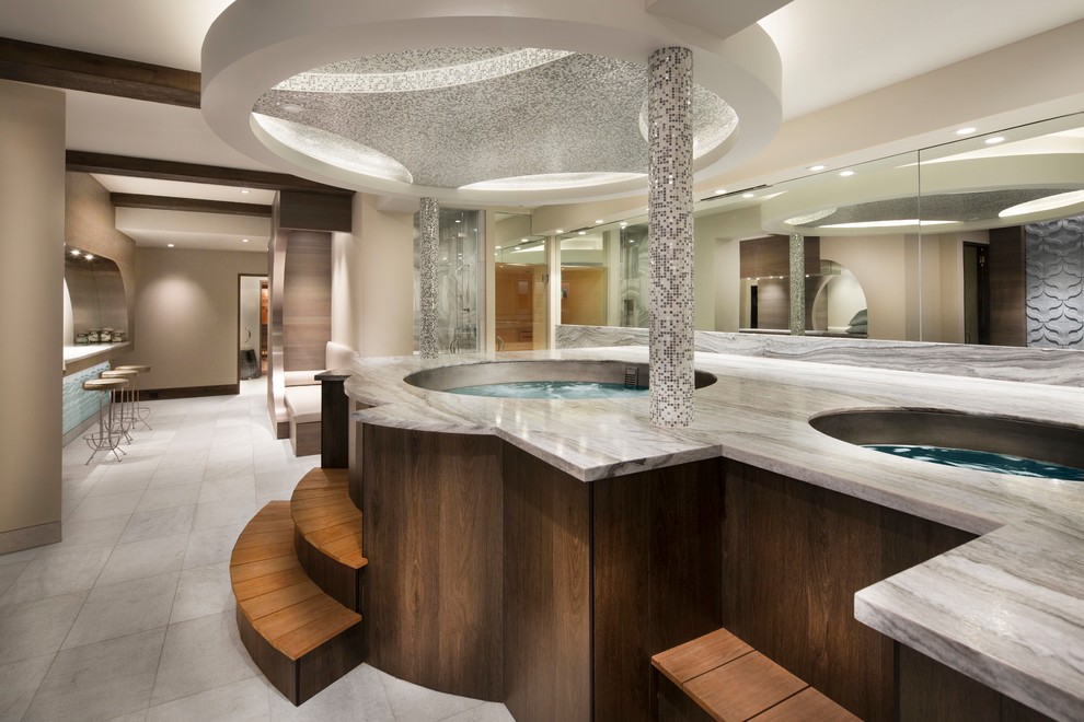 Свежая идея для дизайна: огромная главная ванная комната в современном стиле с гидромассажной ванной, разноцветной плиткой, серыми стенами и серым полом - отличное фото интерьера
