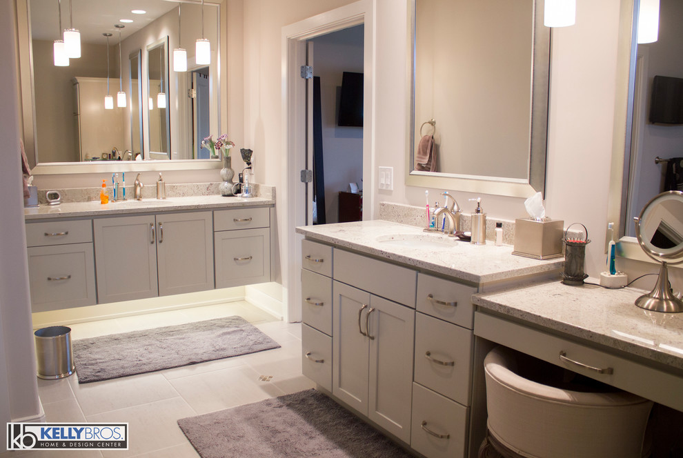 Idéer för ett stort modernt en-suite badrum, med ett undermonterad handfat, skåp i shakerstil, grå skåp, ett fristående badkar, en hörndusch, beige kakel, keramikplattor, grå väggar och klinkergolv i keramik