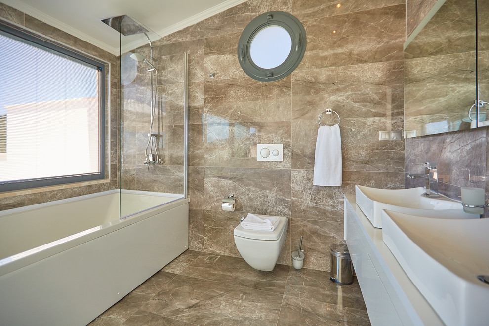 Idéer för att renovera ett mellanstort funkis en-suite badrum
