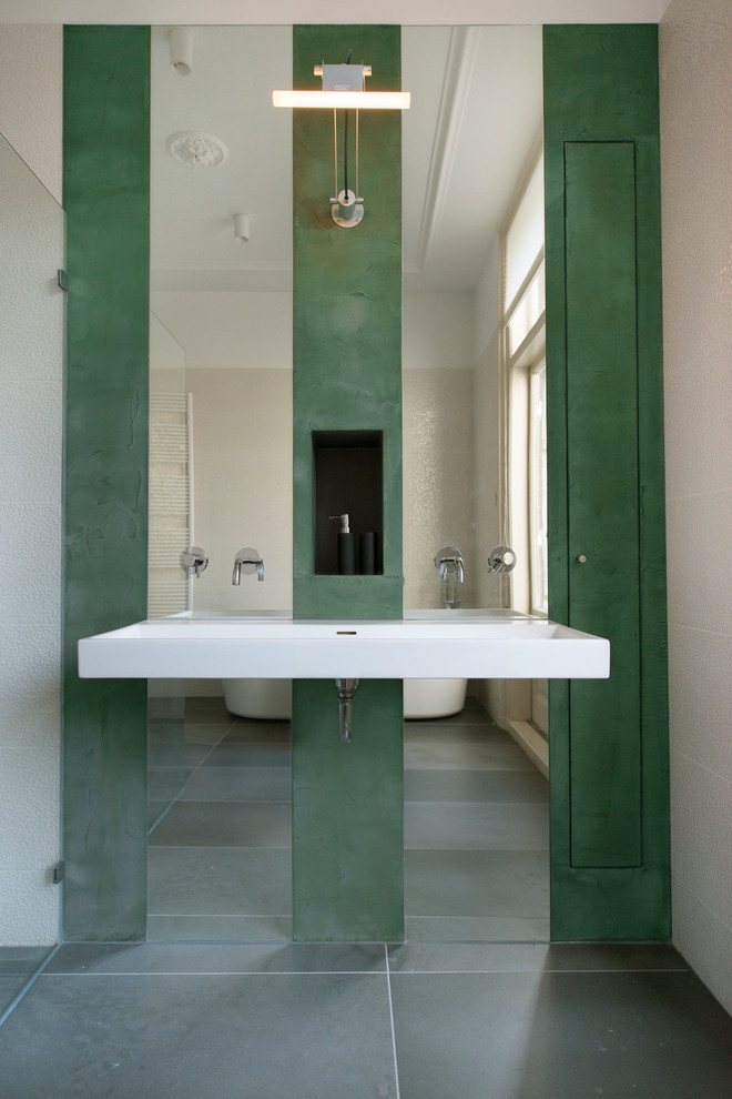 Foto di una grande stanza da bagno padronale design con lavabo sospeso, vasca freestanding, doccia doppia, piastrelle in ceramica, pareti verdi e pavimento con piastrelle in ceramica