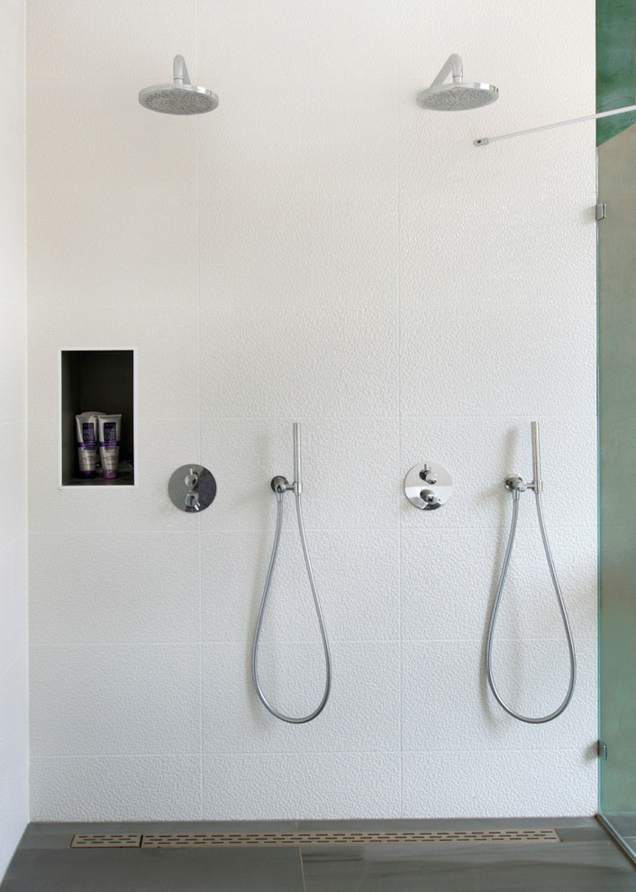 Exemple d'une grande salle de bain principale tendance avec un lavabo suspendu, une baignoire indépendante, une douche double, des carreaux de céramique, un mur vert et un sol en carrelage de céramique.