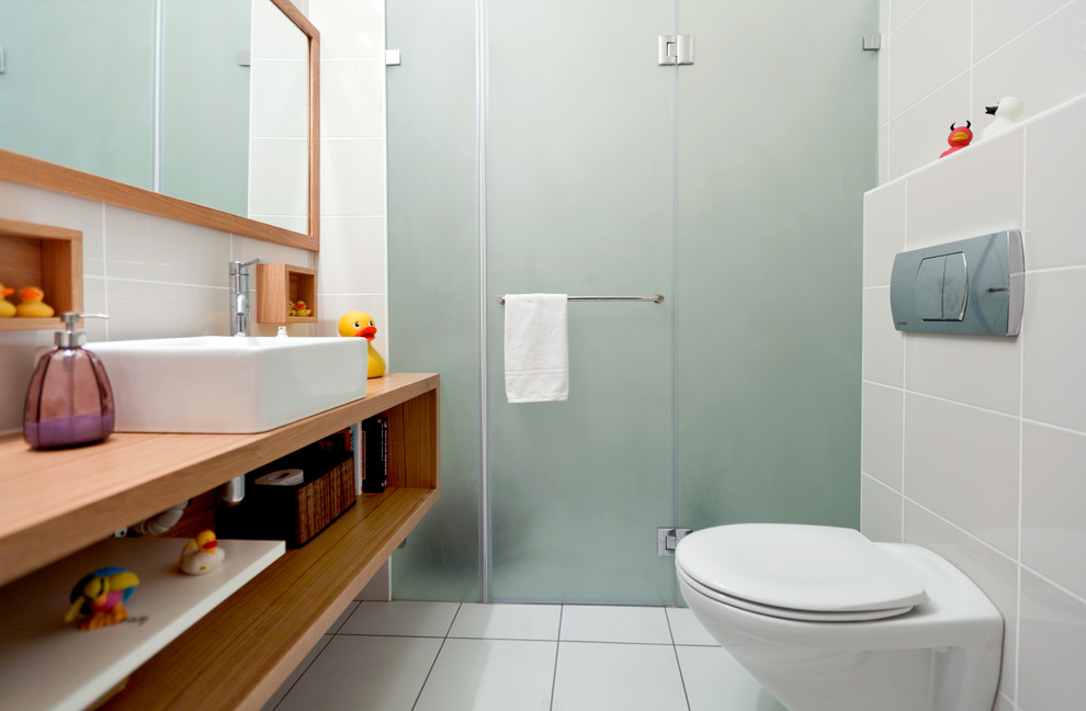 Immagine di una stanza da bagno contemporanea con lavabo a bacinella e WC sospeso