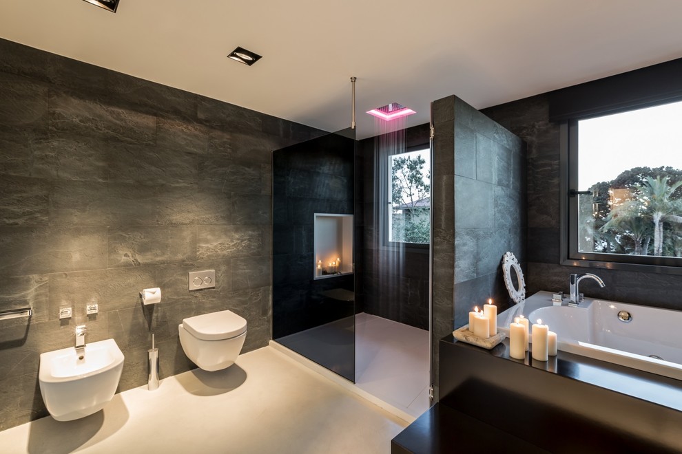 Imagen de cuarto de baño principal y a medida actual grande con bidé, paredes grises, lavabo sobreencimera, bañera encastrada y combinación de ducha y bañera