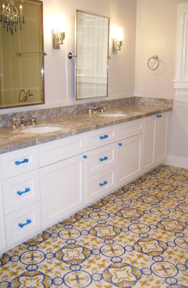 Inredning av ett klassiskt stort en-suite badrum, med luckor med infälld panel, vita skåp, gul kakel, keramikplattor, vita väggar, cementgolv, ett undermonterad handfat, granitbänkskiva och flerfärgat golv
