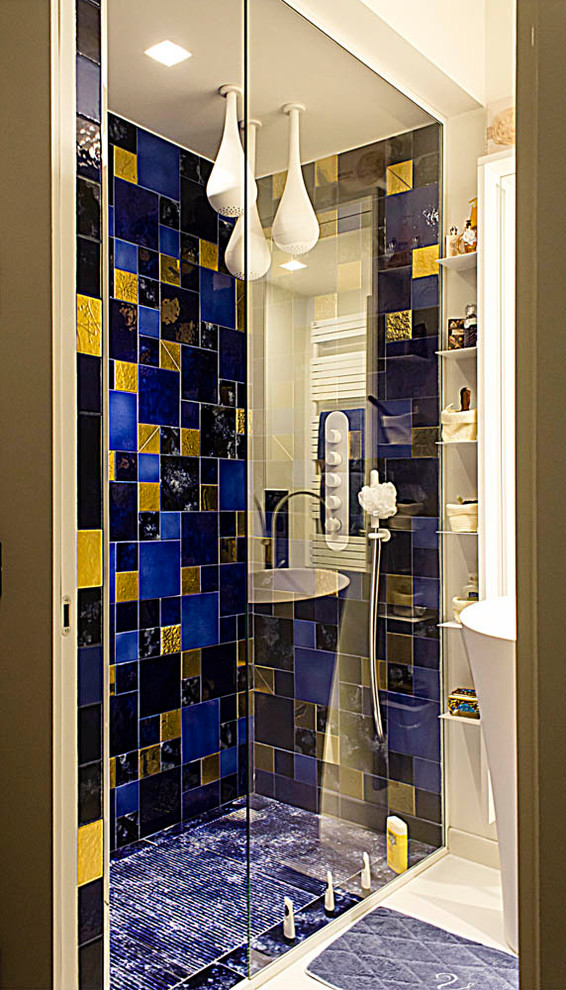 Example of a trendy bathroom design in Milan