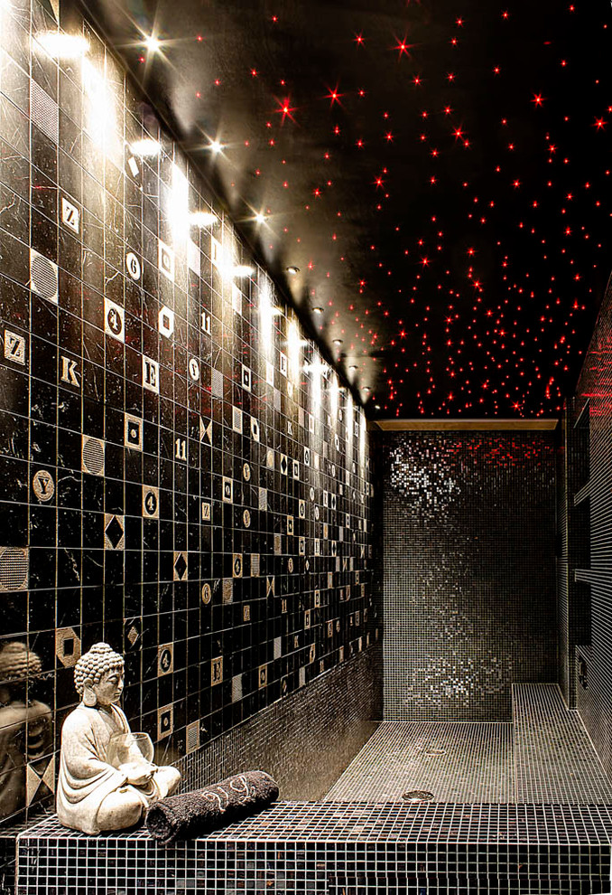 Cette image montre une salle de bain design avec un placard sans porte, un carrelage noir, un mur noir, un sol en carrelage de terre cuite et mosaïque.