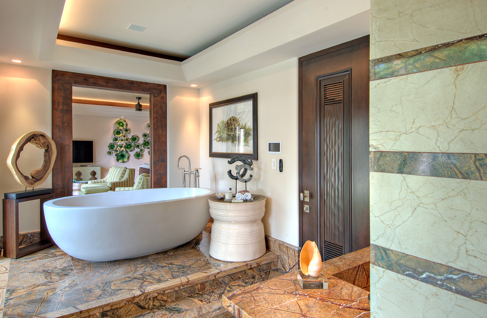 Exempel på ett exotiskt badrum, med ett fristående badkar