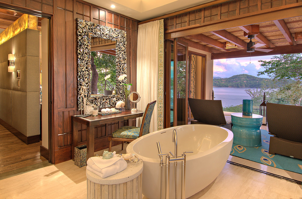 Diseño de cuarto de baño tropical con bañera exenta