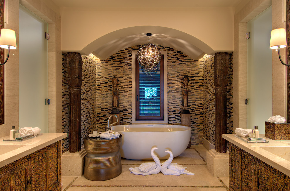 Пример оригинального дизайна: ванная комната в морском стиле с отдельно стоящей ванной
