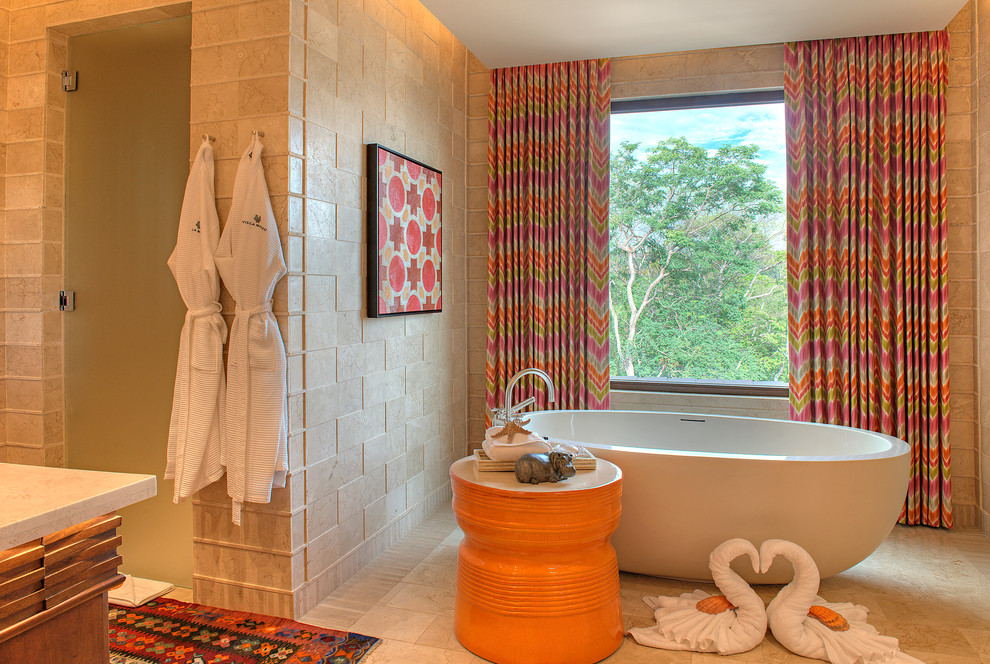 Immagine di una stanza da bagno tropicale con vasca freestanding