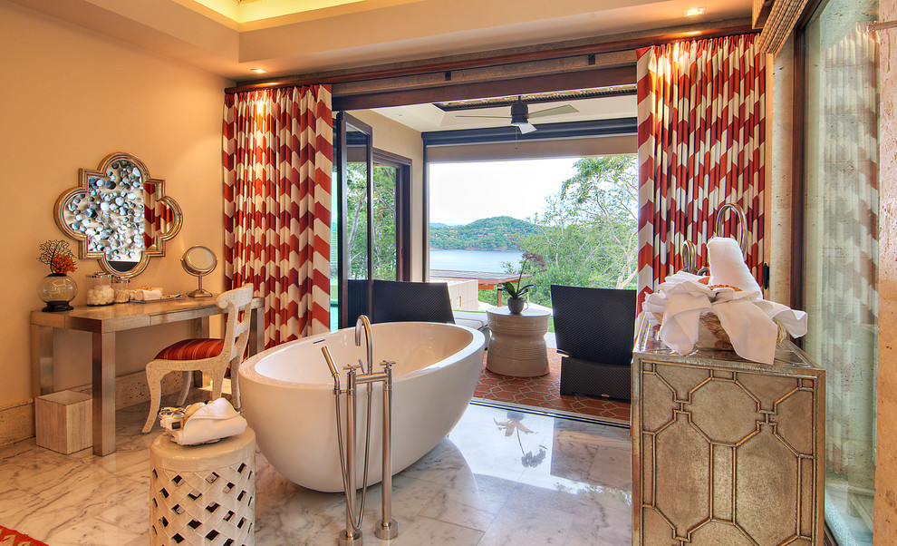 Источник вдохновения для домашнего уюта: ванная комната в морском стиле с отдельно стоящей ванной