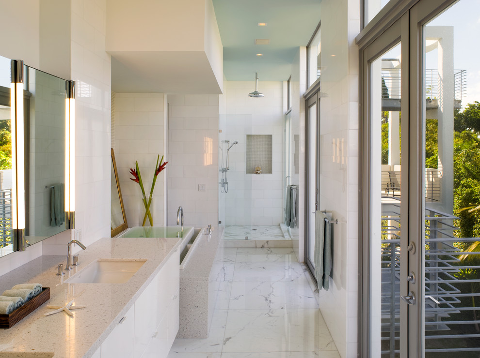 Imagen de cuarto de baño largo y estrecho contemporáneo con ducha abierta, ducha abierta y encimeras blancas