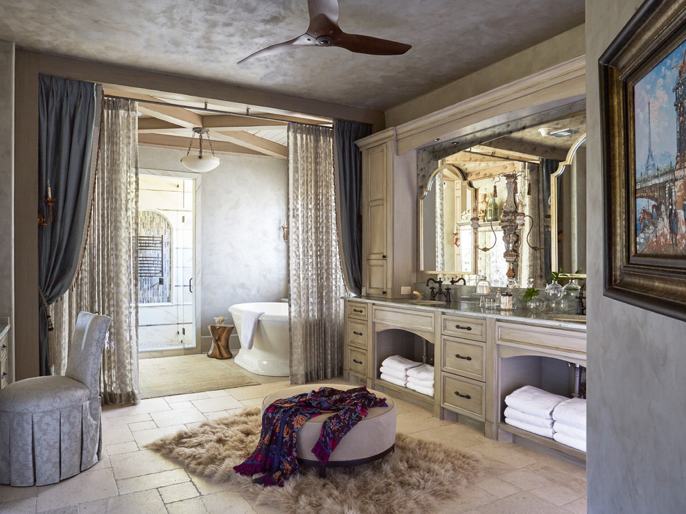 Inredning av ett medelhavsstil badrum, med luckor med infälld panel, skåp i ljust trä, ett fristående badkar, ett undermonterad handfat och beiget golv