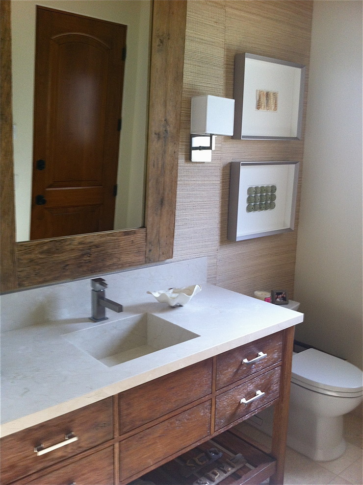 Пример оригинального дизайна: ванная комната среднего размера в средиземноморском стиле с искусственно-состаренными фасадами, бежевой плиткой, каменной плиткой, бежевыми стенами, полом из травертина, мраморной столешницей и душевой кабиной
