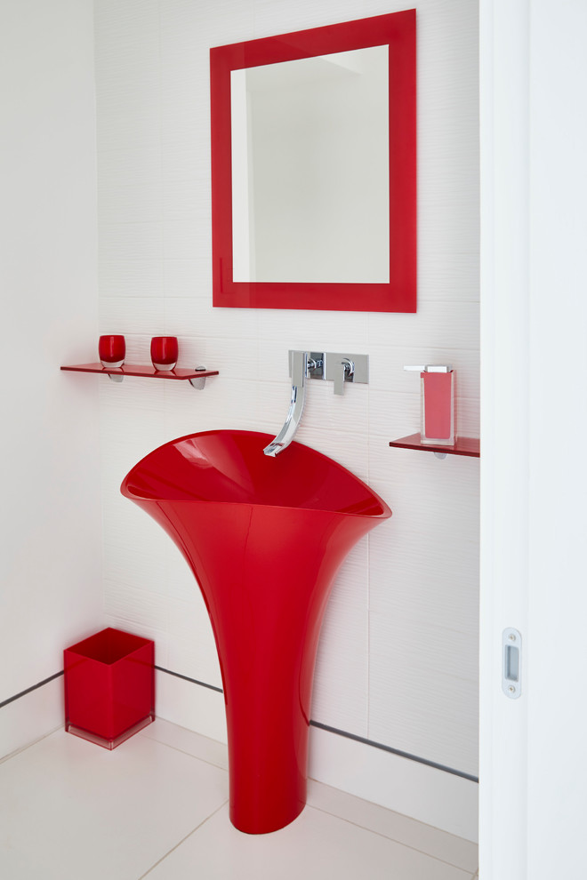 Modelo de cuarto de baño moderno con puertas de armario rojas, paredes blancas y suelo blanco