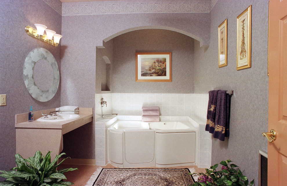 Inspiration pour une salle de bain traditionnelle de taille moyenne.