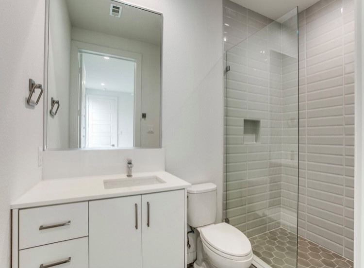 Foto di una stanza da bagno per bambini minimalista di medie dimensioni con WC a due pezzi, piastrelle grigie, pareti bianche, pavimento con piastrelle a mosaico, top in quarzite, pavimento grigio, top bianco e un lavabo