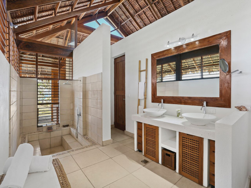 Cette photo montre une salle de bain principale asiatique en bois brun avec un placard à porte shaker, un combiné douche/baignoire, un carrelage beige, un mur blanc, une vasque, un sol beige, aucune cabine, un plan de toilette blanc, meuble double vasque, meuble-lavabo encastré et un plafond voûté.