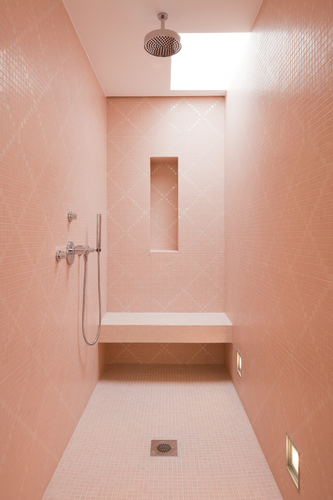 Exempel på ett modernt badrum, med en dusch i en alkov, rosa kakel, keramikplattor, rosa väggar och mosaikgolv