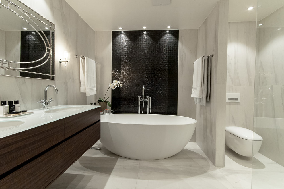 Свежая идея для дизайна: ванная комната в современном стиле с плоскими фасадами, темными деревянными фасадами, отдельно стоящей ванной, душем без бортиков, инсталляцией, белой плиткой, врезной раковиной, стеклянной столешницей и открытым душем - отличное фото интерьера