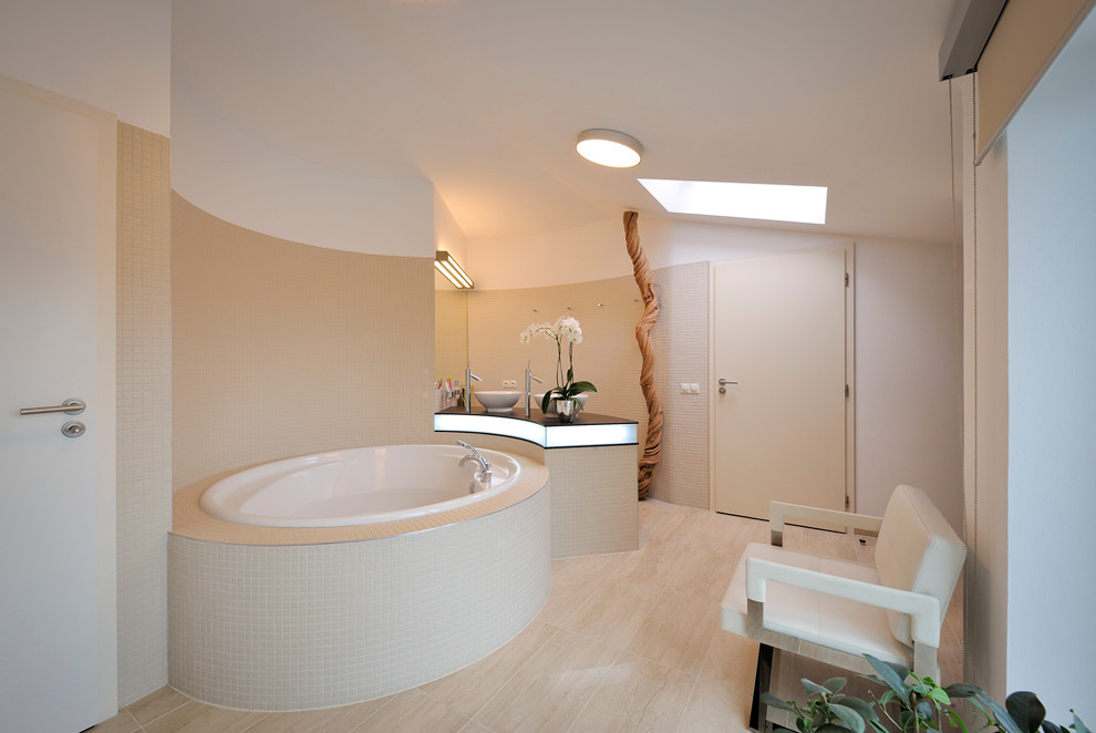 Esempio di una stanza da bagno minimal con lavabo a bacinella, piastrelle beige, piastrelle a mosaico e vasca da incasso