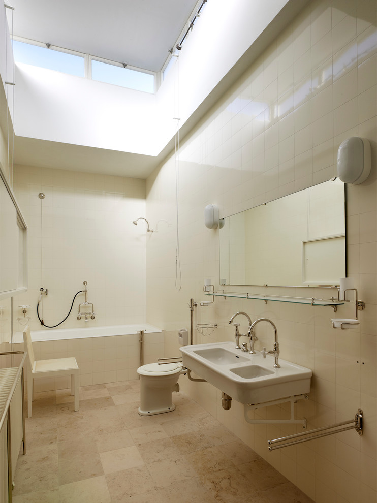 Modelo de cuarto de baño rectangular minimalista con lavabo suspendido