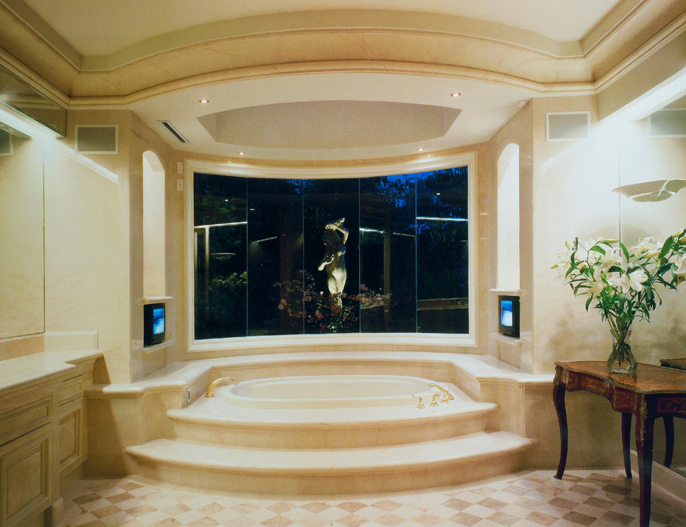 Großes Klassisches Badezimmer En Suite mit Schrankfronten mit vertiefter Füllung, beigen Schränken, Einbaubadewanne, beiger Wandfarbe, beigem Boden und beiger Waschtischplatte in Los Angeles