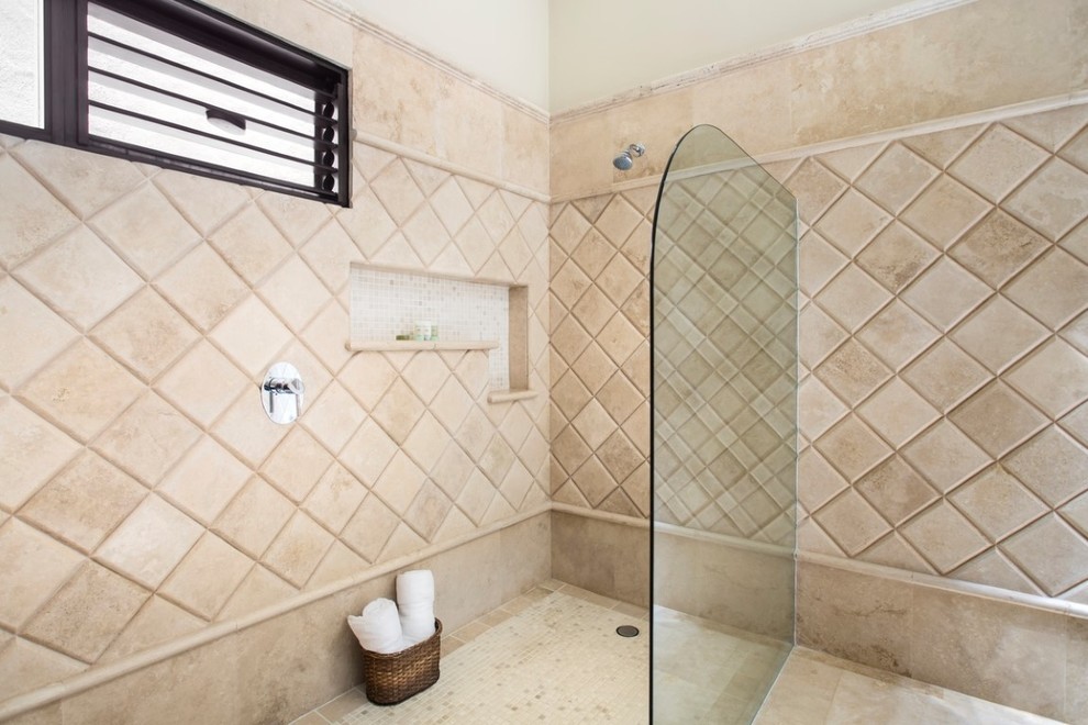 Bild på ett stort medelhavsstil en-suite badrum, med en öppen dusch, beige kakel, stenhäll, vita väggar och travertin golv