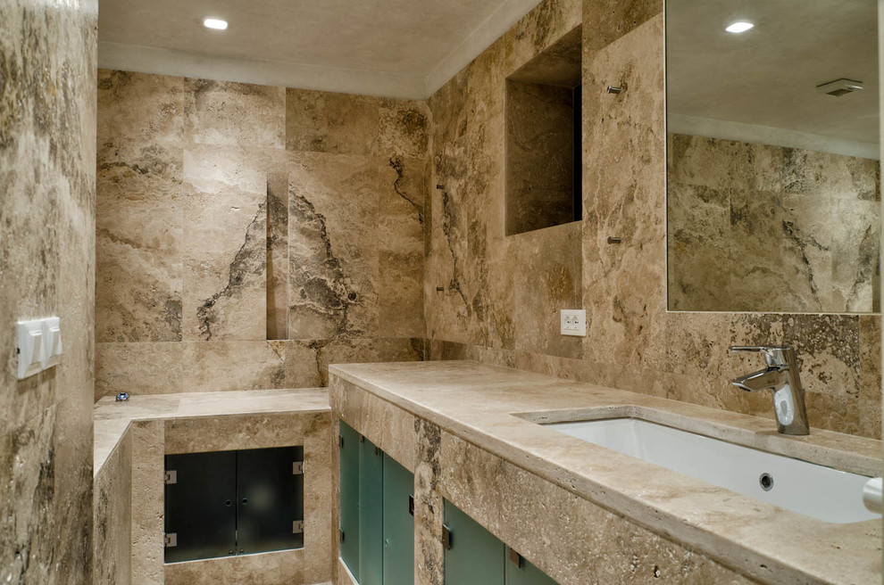Diseño de cuarto de baño tradicional de tamaño medio con lavabo integrado, bañera encastrada, combinación de ducha y bañera, baldosas y/o azulejos beige, baldosas y/o azulejos de piedra, paredes beige y suelo de travertino