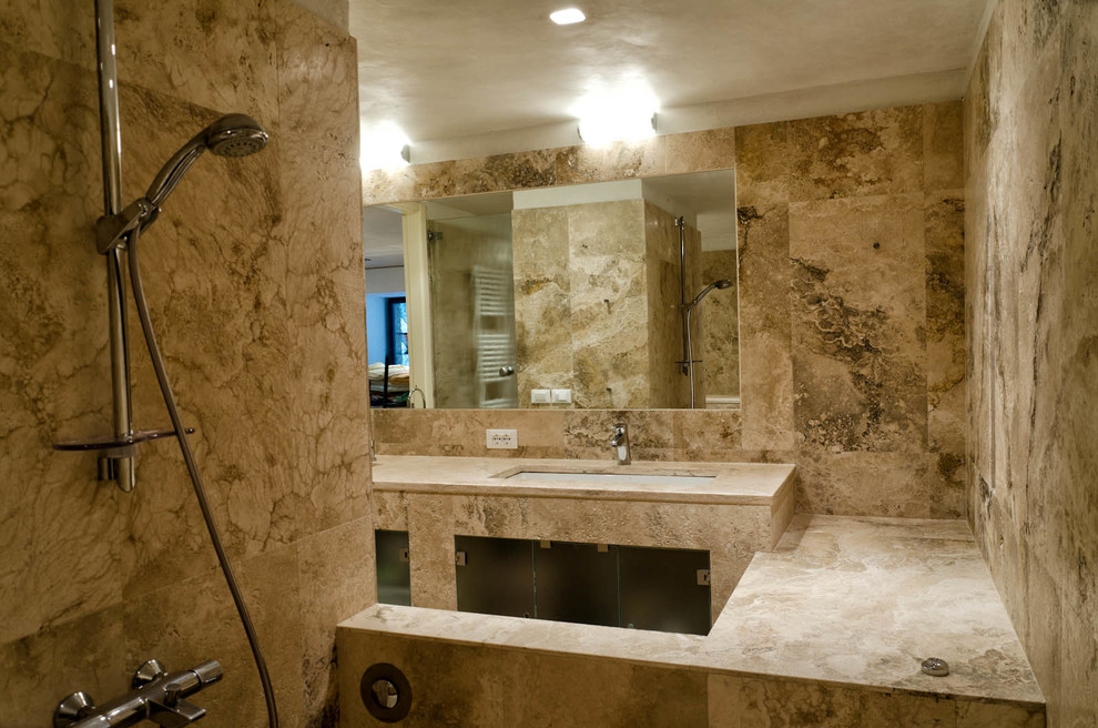 Idéer för mellanstora vintage badrum, med ett integrerad handfat, ett platsbyggt badkar, en dusch/badkar-kombination, beige kakel, stenkakel, beige väggar och travertin golv