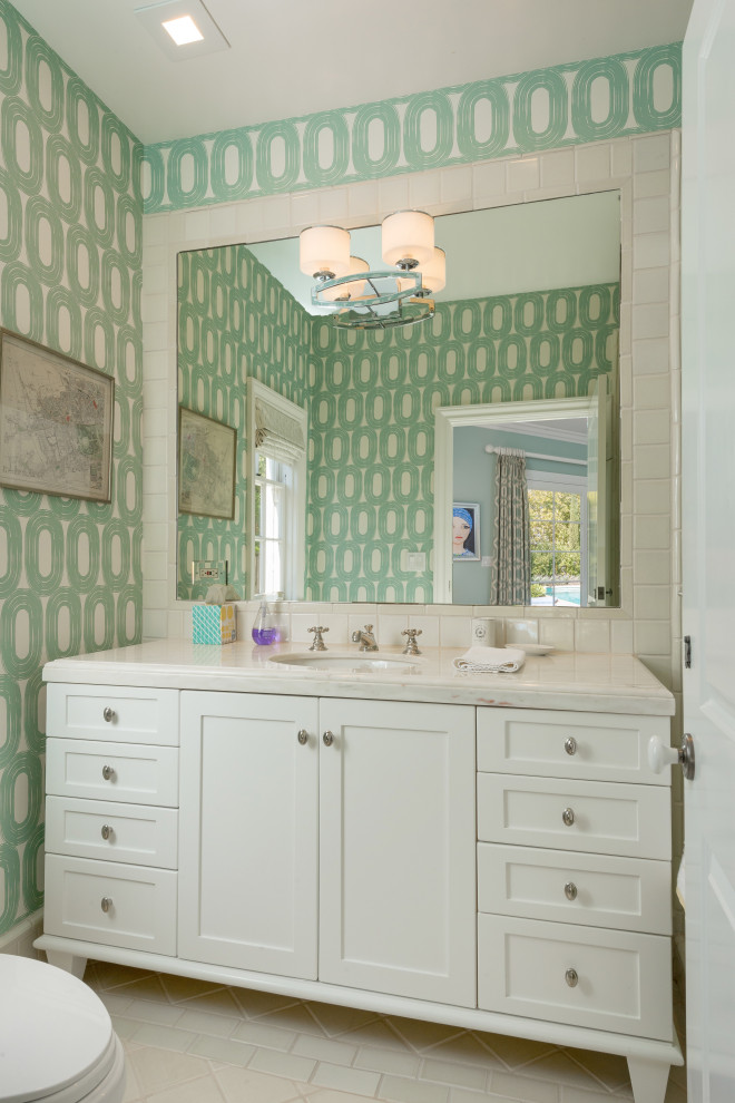 Ispirazione per una stanza da bagno tradizionale con ante in stile shaker, ante bianche, piastrelle bianche, pareti verdi, lavabo sottopiano, pavimento bianco e top bianco