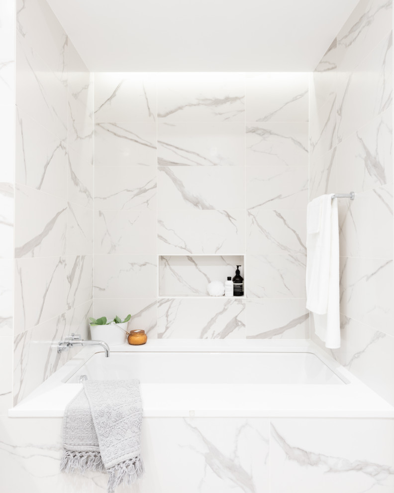 Idéer för funkis en-suite badrum, med ett undermonterat badkar, vit kakel, porslinskakel och klinkergolv i porslin