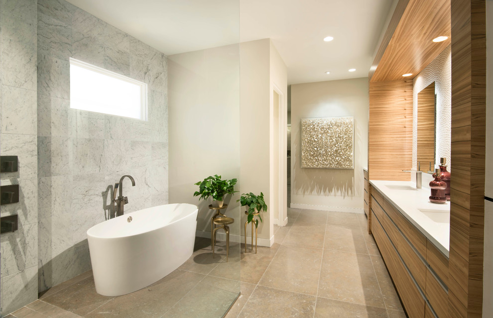 На фото: главная ванная комната: освещение в современном стиле с плоскими фасадами, фасадами цвета дерева среднего тона, отдельно стоящей ванной, бежевыми стенами и врезной раковиной