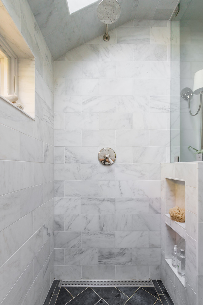На фото: ванная комната в стиле неоклассика (современная классика) с открытым душем, унитазом-моноблоком, каменной плиткой, полом из сланца, консольной раковиной и мраморной столешницей с
