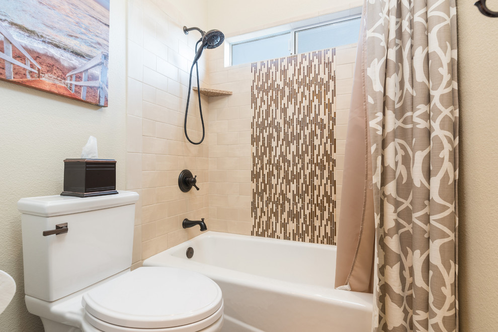 Свежая идея для дизайна: ванная комната среднего размера в классическом стиле с ванной в нише, душем над ванной, раздельным унитазом, коричневой плиткой, белой плиткой, удлиненной плиткой и шторкой для ванной - отличное фото интерьера