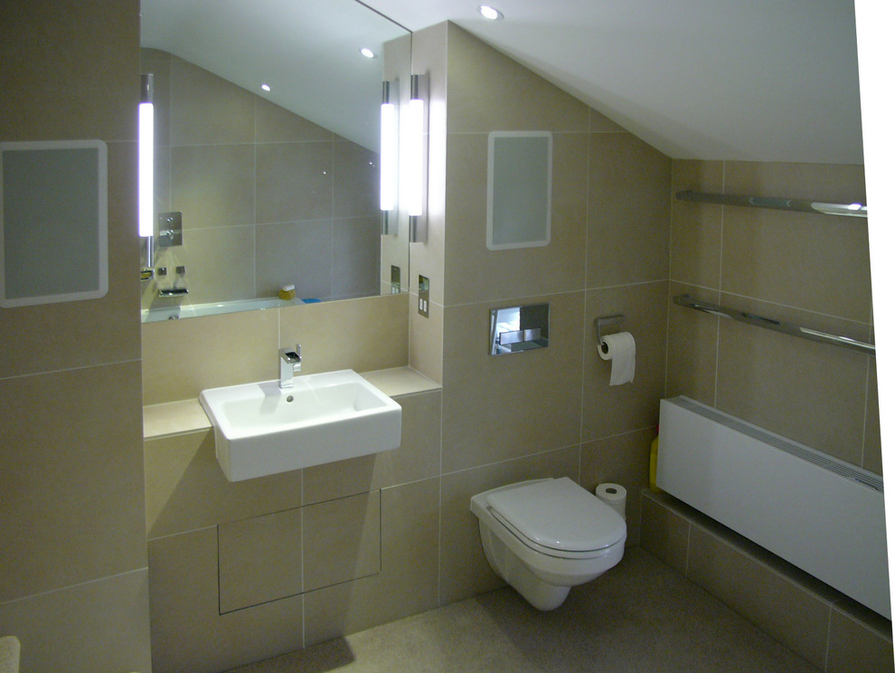 Exemple d'une salle de bain principale tendance de taille moyenne avec un lavabo suspendu, un plan de toilette en carrelage, WC suspendus, un carrelage beige, des carreaux de porcelaine et un mur beige.