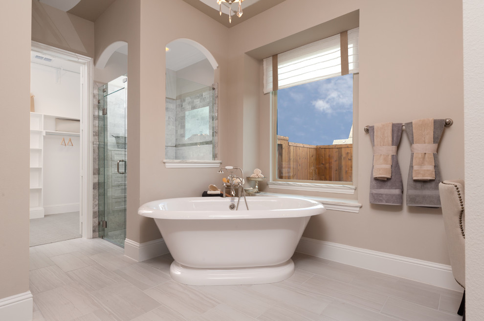 Inspiration för klassiska en-suite badrum, med ett fristående badkar