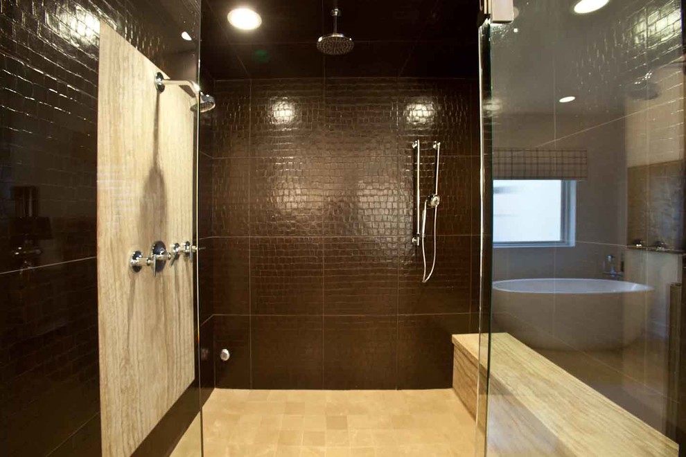 Foto de cuarto de baño actual extra grande con armarios tipo mueble y ducha empotrada