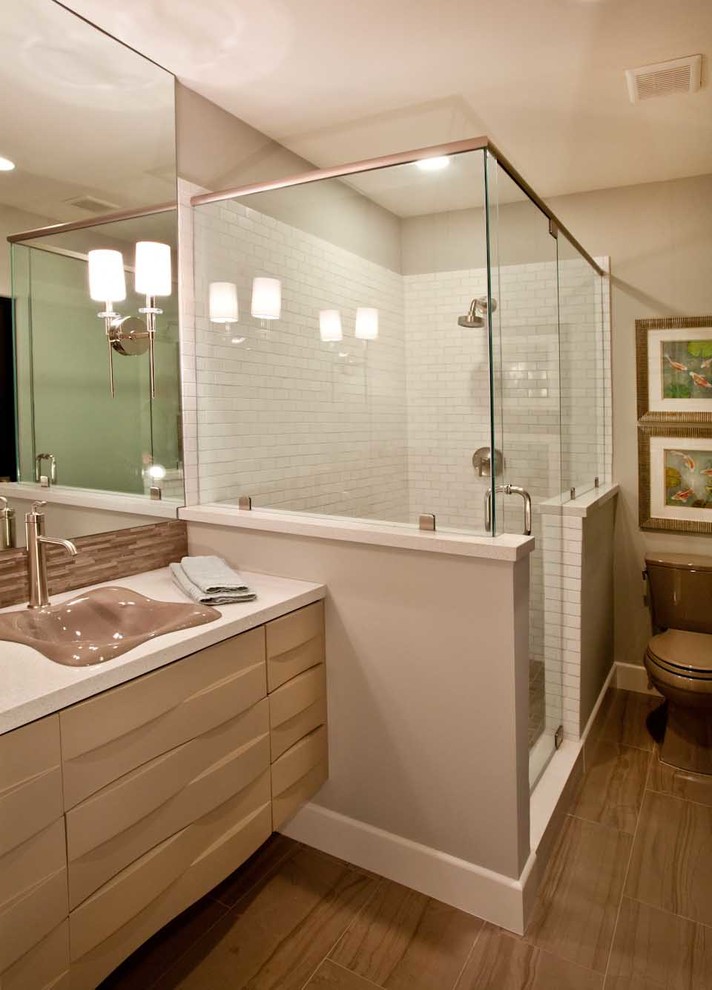Esempio di una grande stanza da bagno minimal con doccia ad angolo, top in quarzo composito e porta doccia a battente