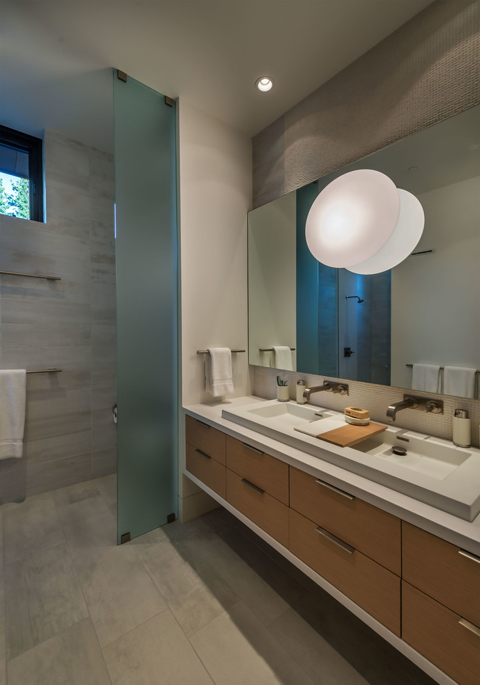 На фото: ванная комната в стиле модернизм с белой плиткой, керамической плиткой, столешницей из бетона, фасадами цвета дерева среднего тона, душем в нише, полом из керамической плитки, монолитной раковиной и открытым душем с