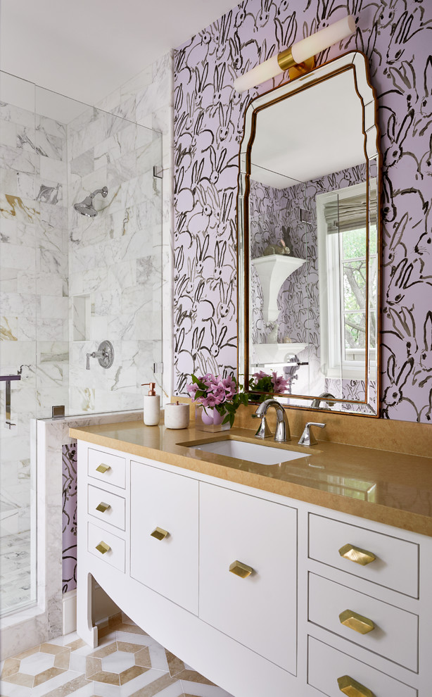 Пример оригинального дизайна: ванная комната в стиле неоклассика (современная классика) с фиолетовыми фасадами, серой плиткой, разноцветной плиткой, белой плиткой, врезной раковиной, разноцветным полом и плоскими фасадами