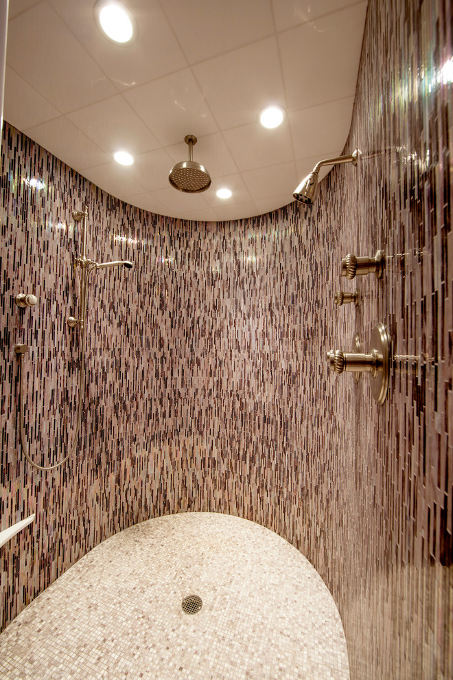 Ejemplo de cuarto de baño clásico con ducha doble, baldosas y/o azulejos multicolor y azulejos en listel