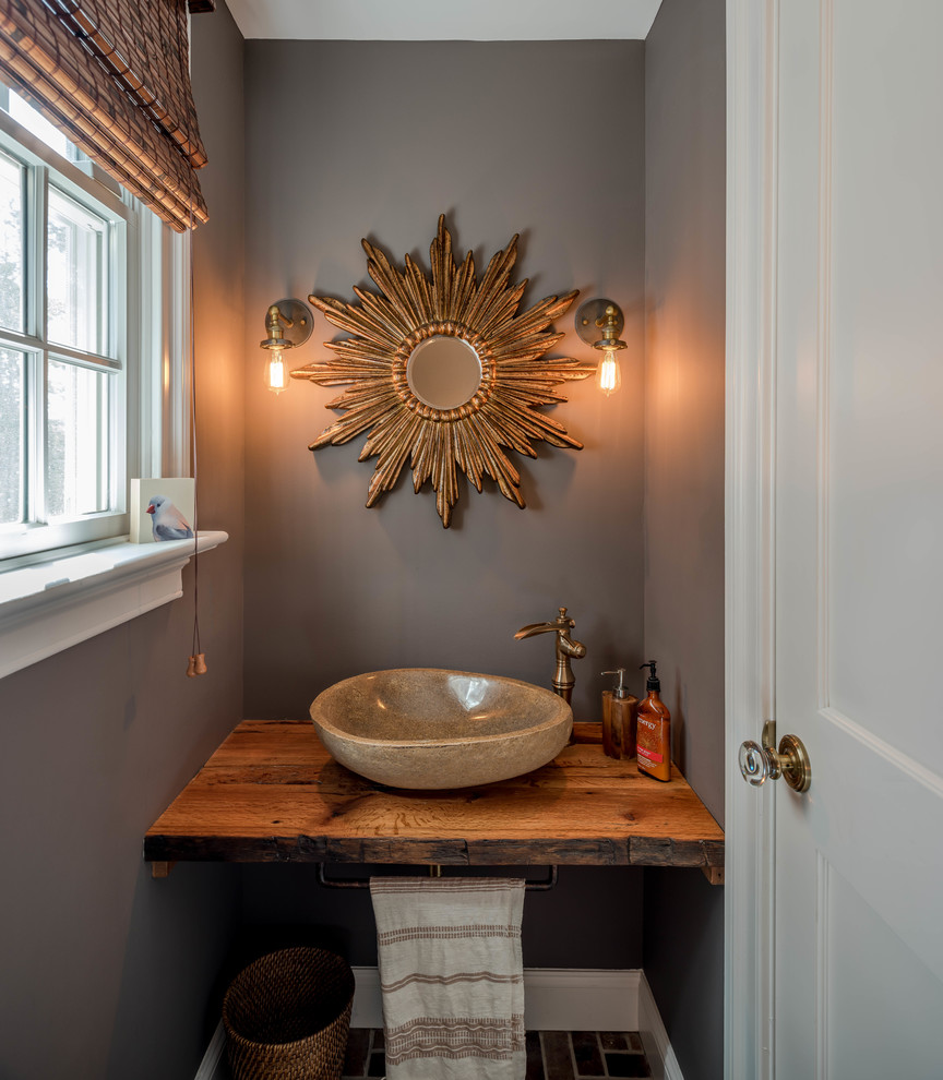 Источник вдохновения для домашнего уюта: ванная комната в стиле рустика с серыми стенами и кирпичным полом