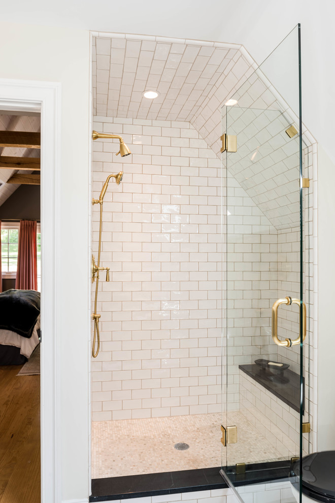 Diseño de cuarto de baño tradicional renovado con paredes grises y suelo de ladrillo