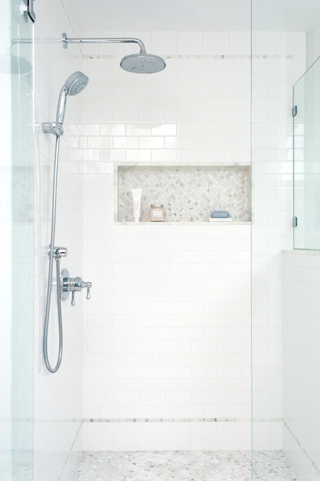 Imagen de cuarto de baño principal tradicional grande con paredes blancas, suelo de mármol, encimera de mármol, bañera encastrada y ducha empotrada