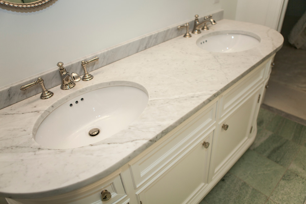 Idéer för ett mellanstort klassiskt badrum med dusch, med ett undermonterad handfat, luckor med infälld panel, vita skåp, marmorbänkskiva, grön kakel, vita väggar och en dusch i en alkov