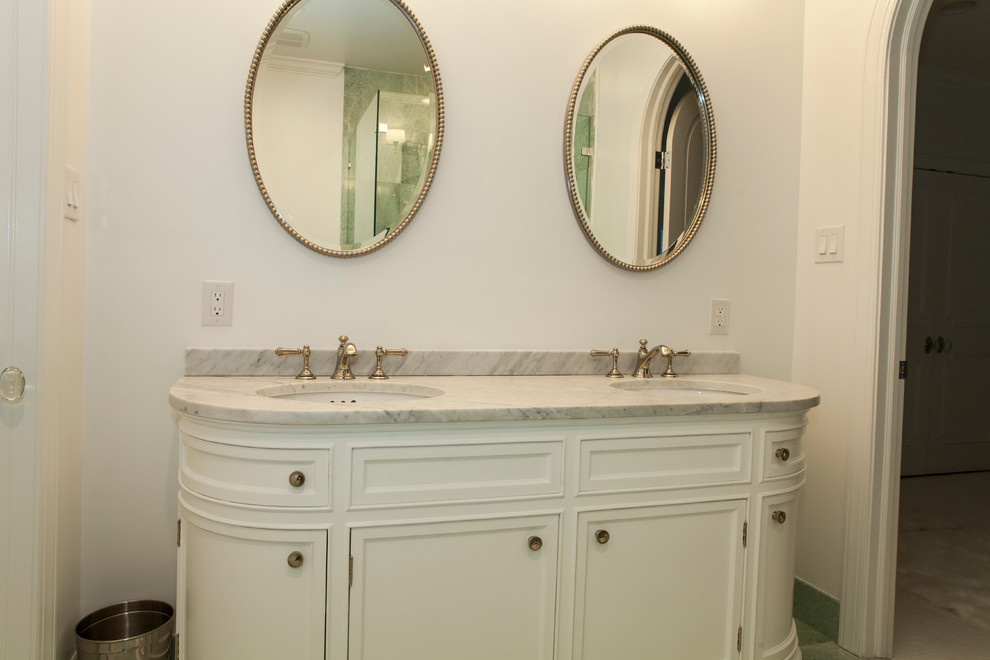 На фото: ванная комната среднего размера в классическом стиле с фасадами с утопленной филенкой, белыми фасадами, душевой кабиной, врезной раковиной, мраморной столешницей, душем в нише, зеленой плиткой, белыми стенами и душем с распашными дверями